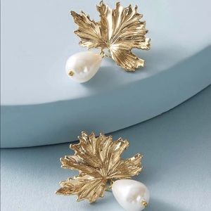Brand NEW Gold and pearl earrings